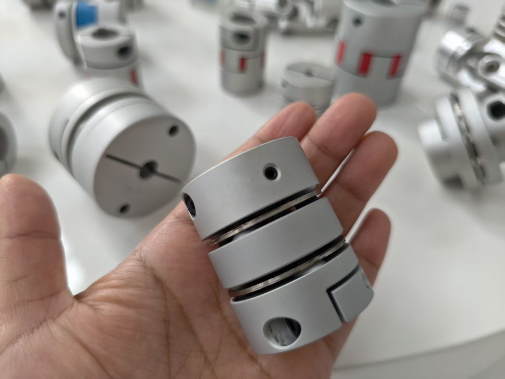 El tipo de abrazadera de acoplamiento de aleación de aluminio con disco de diafragma duradero RSK-CPL compensa las desviaciones angulares y axiales