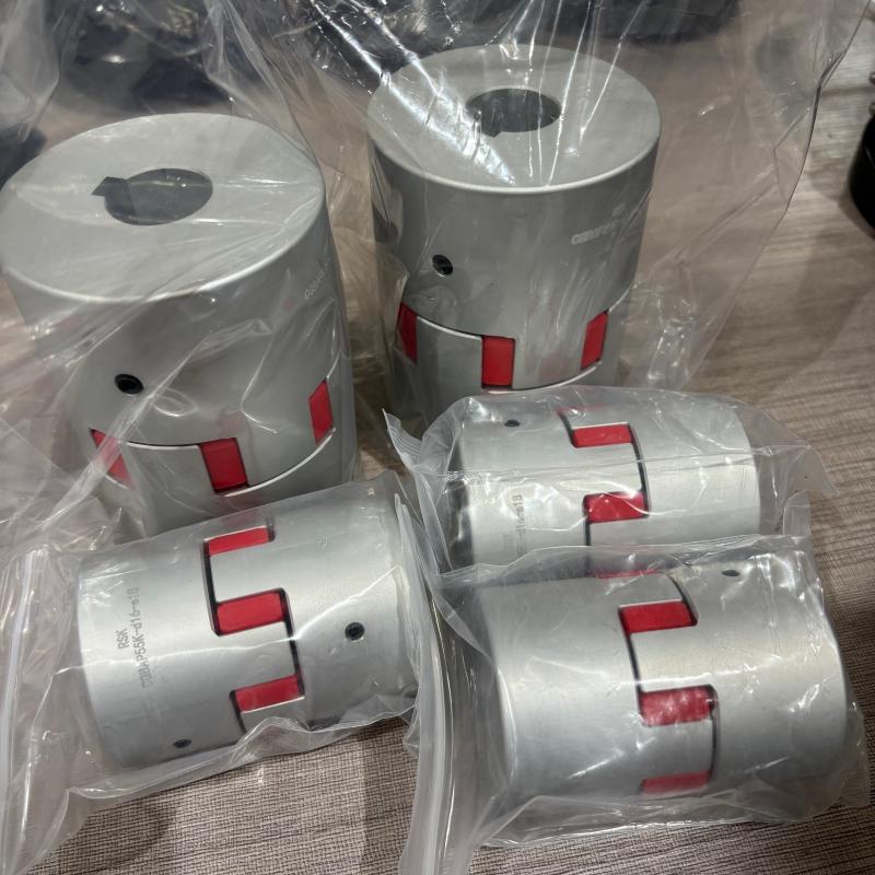 Tipo de juego de tornillos de inserción de araña de PU de acoplamiento de eje de mandíbula de aleación de aluminio con chavetero personalizado para robots